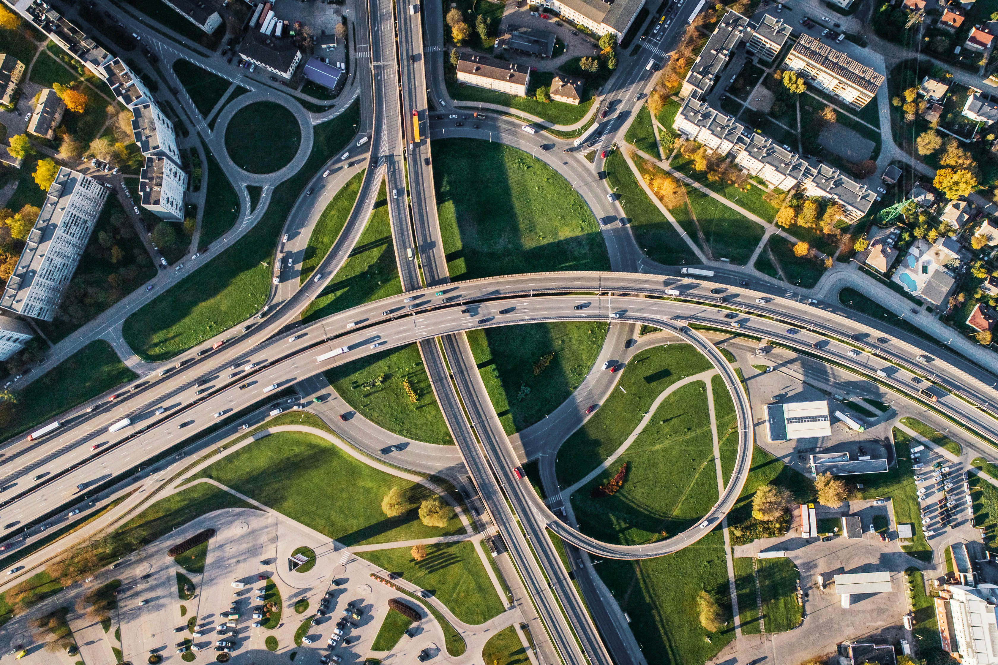 Autobahnkreuz als Sinnbild für maßgeschneiderte Finanzierungswege in der Export- und Handelsfinanzierung